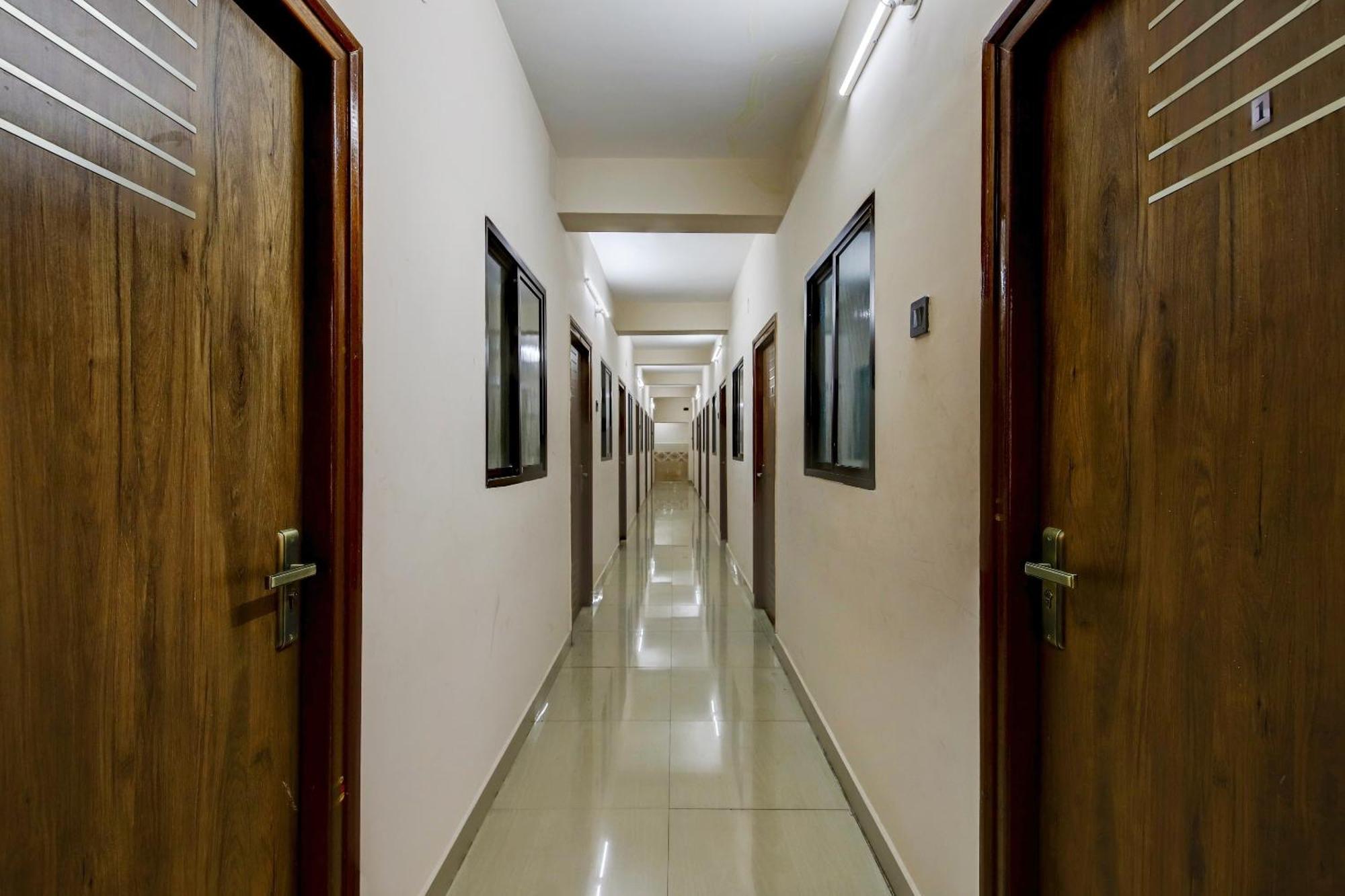 Spot On 73621 Srinivasa Boarding And Lodging Jalahalli Exterior photo