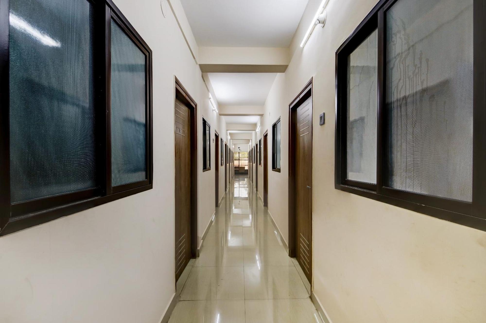 Spot On 73621 Srinivasa Boarding And Lodging Jalahalli Exterior photo