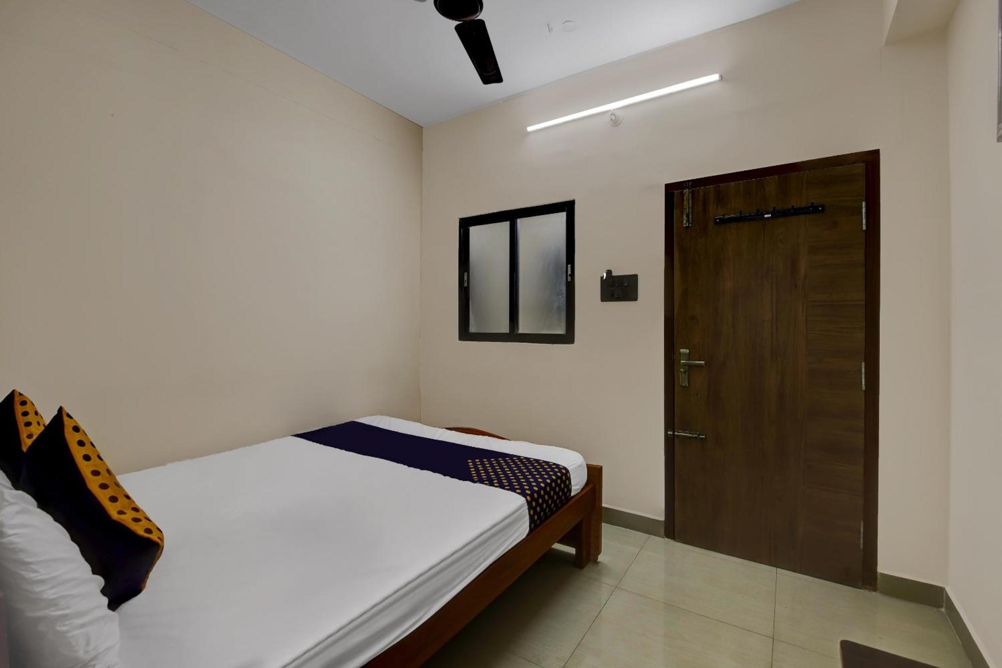 Spot On 73621 Srinivasa Boarding And Lodging Jalahalli Exterior photo